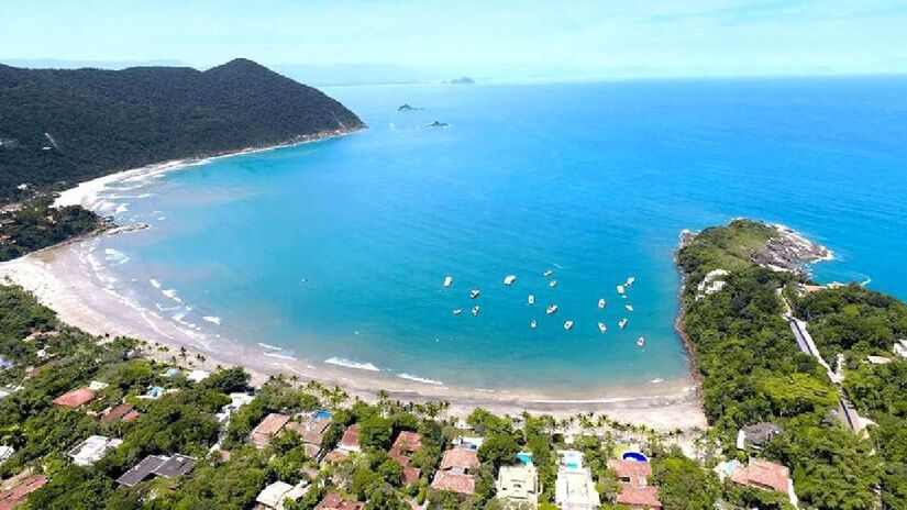 Praia do Iporanga, Guarujá - Praia com cachoeira: localizada em um condomínio, a Praia do Iporanga conta com 800 metros de extensão com areia fina e mar tranquilo, de poucas ondas. Toda a área é cercada por vegetação típica da Mata Atlântica - (Pedro Rezende/Portal Guarujá de Turismo)