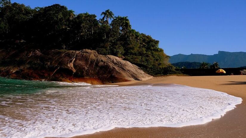 A Praia Domingas Dias é um verdadeiro refúgio em Ubatuba. Pequena e charmosa, ela chama a atenção pelo mar cristalino e calmo, com aspecto de "piscininha", ideal para crianças brincarem com segurança. 