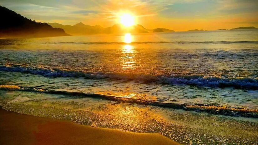Com uma mistura de sombra natural, boa infraestrutura e cenários de tirar o fôlego, a Praia do Félix é uma das favoritas das famílias. No canto direito, há piscinas rasas entre pedras e mar calmo, perfeito para crianças pequenas.