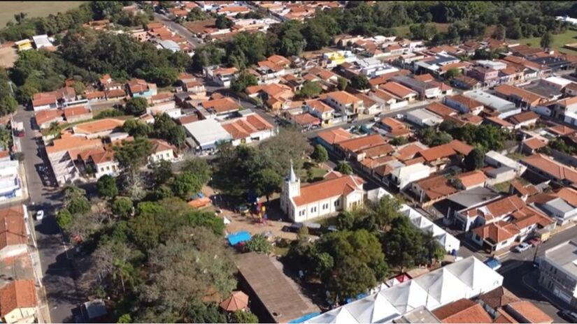 Pequena e acolhedora, Pratânia oferece aos visitantes um passeio que combina compras, tradição e cultura. 
Entre uma visita às lojas de couro e um mergulho na história sertaneja, o turista encontra na cidade um ambiente simples e aconchegante, típico do interior. (Fotos: Reprodução/YT/Jr Longo)