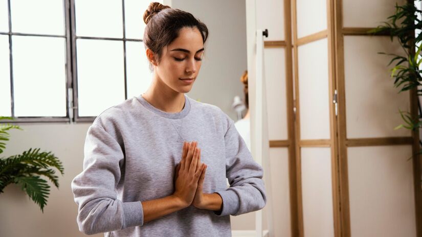 Pratique a atenção plena: mindfulness, ou atenção plena, é a prática de focar a atenção no momento presente, de forma consciente e sem julgamentos.  Originada em tradições budistas, a técnica visa observar pensamentos, sentimentos e sensações sem se prender a eles, cultivando um estado de presença e serenidade.