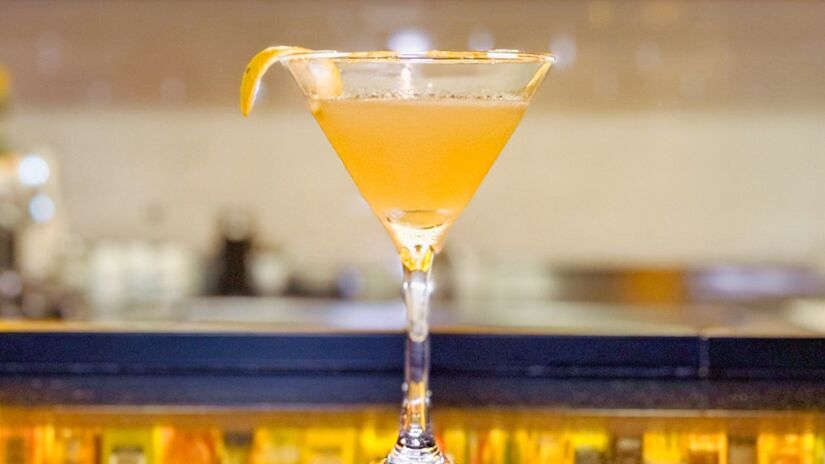 Side Car é feito com Cointreau Noir, suco de limão e casca de laranja/Agência Sanduíche/Divulgação