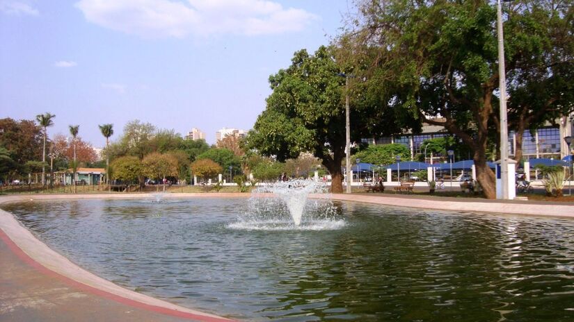 Parque Maurílio Biagi: áreas verdes, lagos artificiais e espaço para esportes tornam o parque um dos principais pontos de lazer da cidade.