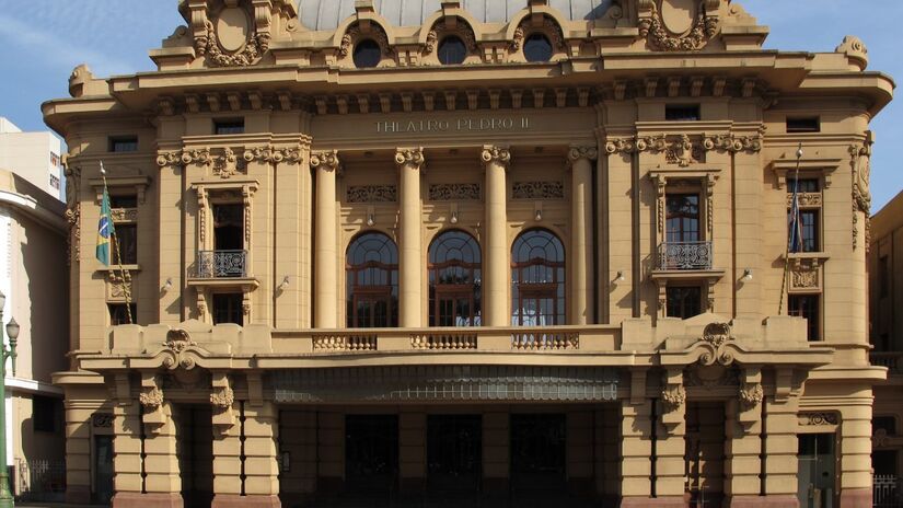 Theatro Pedro II: um dos maiores do país, o espaço preserva a arquitetura histórica e recebe espetáculos nacionais e internacionais.