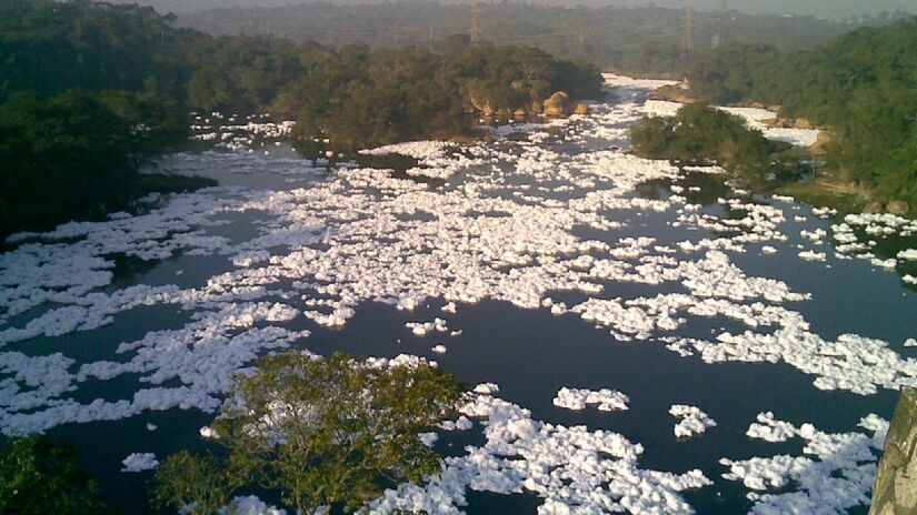 Despejo de esgoto não tratado no rio Tietê atrasa décadas de despoluição. Imagem: zardeto/Wikimedia Commons