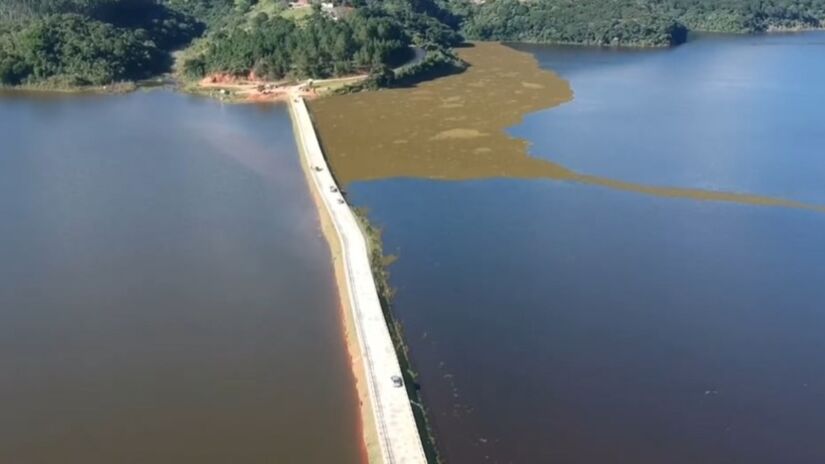 A cachoeira pode ser acessada de carro, moto ou bicicleta, com trechos de estradas de terra com subidas e descidas. Não é um trajeto difícil para veículos apropriados. (Fotos: Reprodução/YT/Jota Expedições)