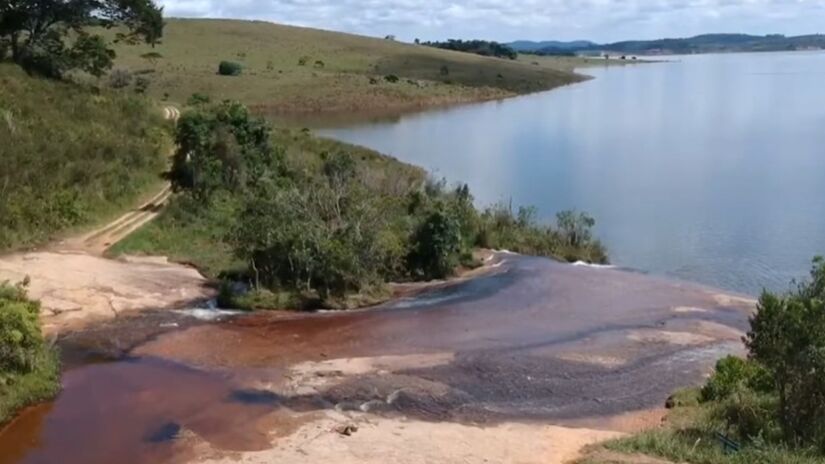 A Cachoeira do Tobogã é um dos atrativos naturais mais conhecidos da região de Salesópolis, no estado de São Paulo. 