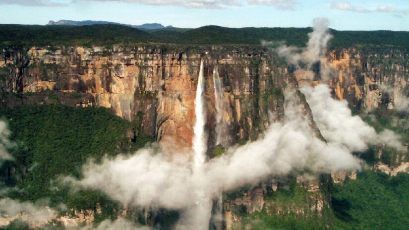 Cachoeira Salto Ángel é mais alta que o maior arranha-céus do mundo. Imagem: Francisco Becerro/Wikimedia Commons