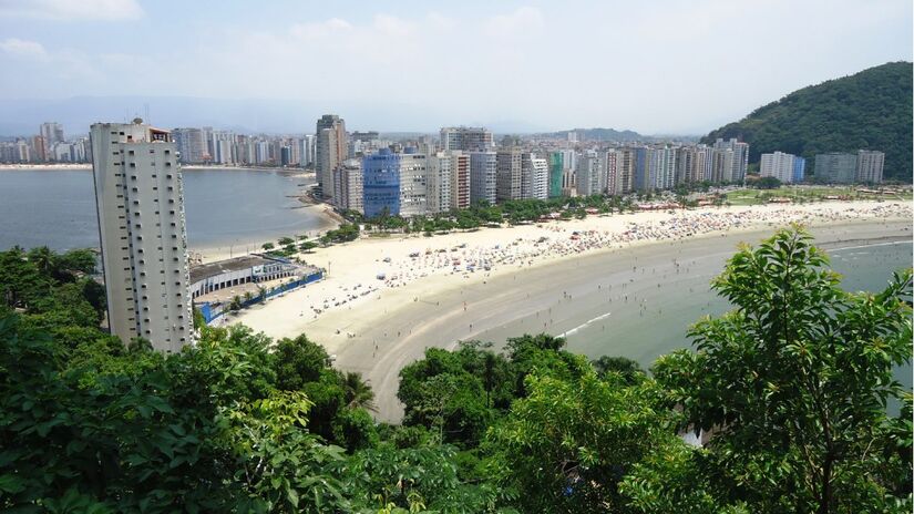 São Vicente apresenta ótimo contato com a natureza. Imagem: Jacinto@lves de Souza/Wikimedia Commons