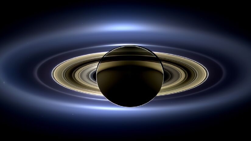 Ilusão de óptica causada pelo eclípse de Saturno e seus aneis. Imagem: Domínio Público