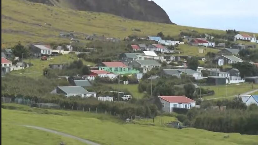 Edimburgo dos Sete Mares possui uma população de aproximadamente 250 pessoas