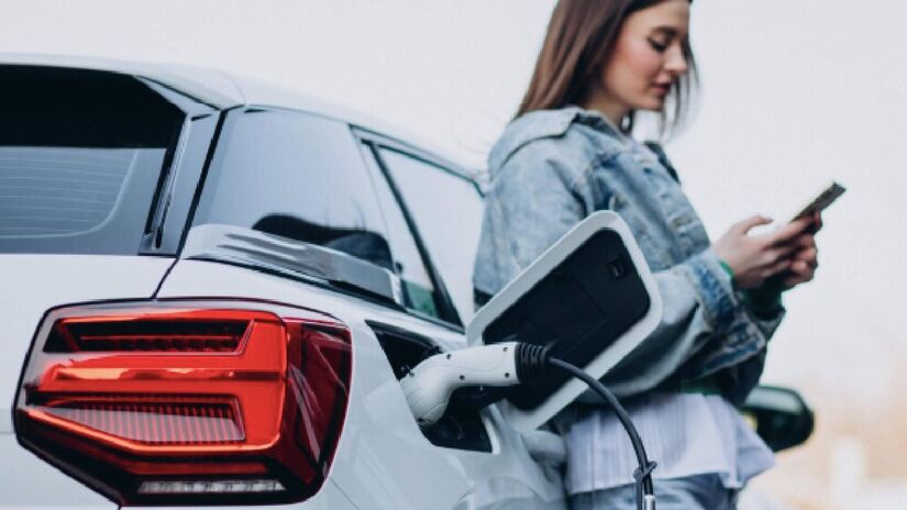 A lei que previa o fim dos carros a combustão em 2035 na União Europeia está sob ameaça e pode ser revista. 