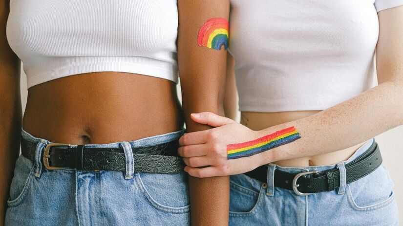 A sexualidade fluida é a capacidade de sentir atração por diferentes gêneros em momentos distintos da vida, sem se prender a definições fixas. 