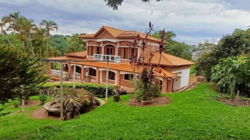 Imóvel dispõe de 15.032 m&#xB2; e abriga quatro grandes construções.