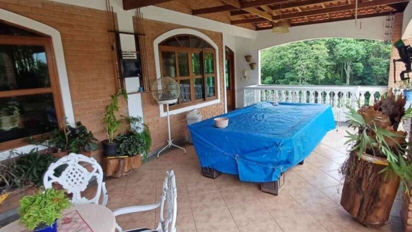 Pavimento térreo do salão de festas é avarandado e possui mesa de sinuca/bilhar.