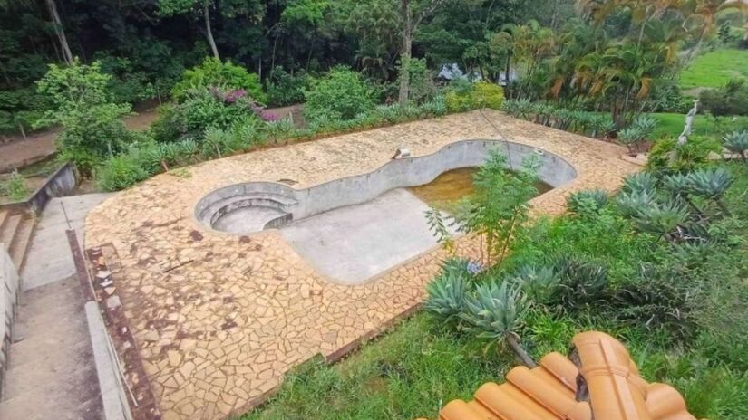 Piscina, galinheiro, quatro poços caipiras e poço artesiano completam terreno do sítio.