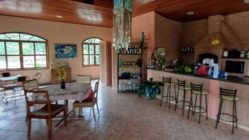 Salão de festas fica completo com uma cozinha e dois banheiros.