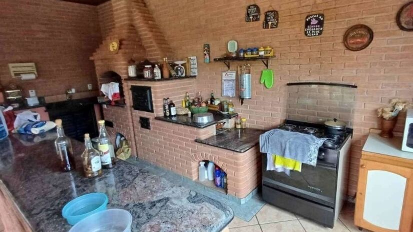 No total, salão de festas dispõe de 300 m&#xB2;, 150 m&#xB2; em cada pavimento.