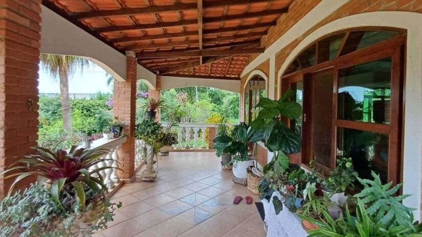Possui construção principal, prédio do mercado, salão de festas e casa do caseiro.