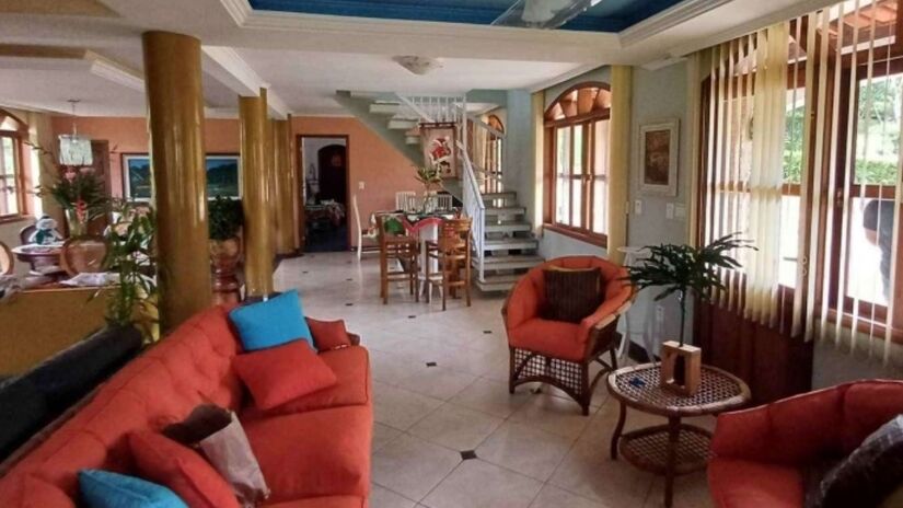 Pavimento térreo da construção principal possui uma sala com três ambientes.