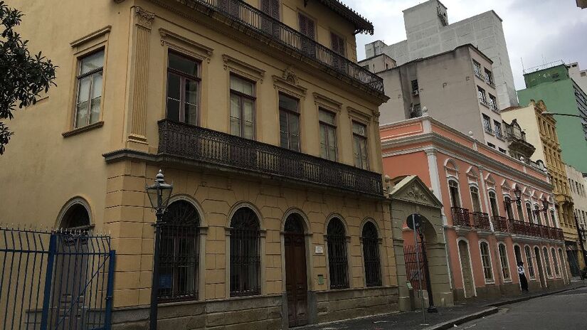 O Solar da Marquesa e o Beco do Pinto, ao lado, guardam a arquitetura colonial em plena cidade. Imagem: Samantha Olmo Aride/Wikimedia Commons