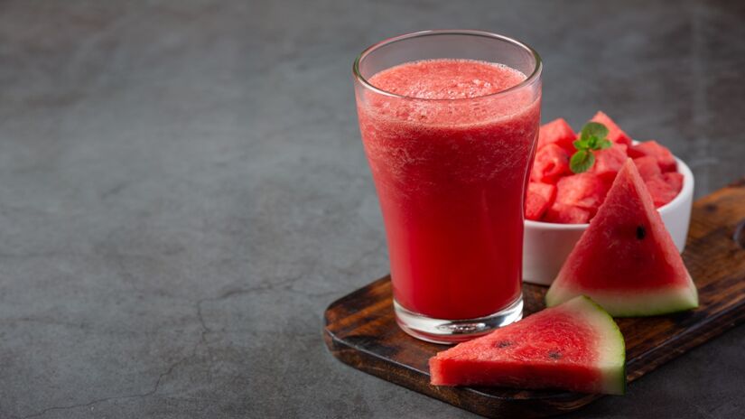 Uma forma prática e saborosa de aproveitar a casca é preparar um smoothie nutritivo