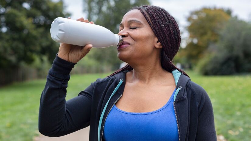 Além da alimentação, a suplementação com creatina, vitamina D e até ômega-3 pode trazer benefícios extras, desde que indicada por um profissional de saúde (Fotos: Freepik)