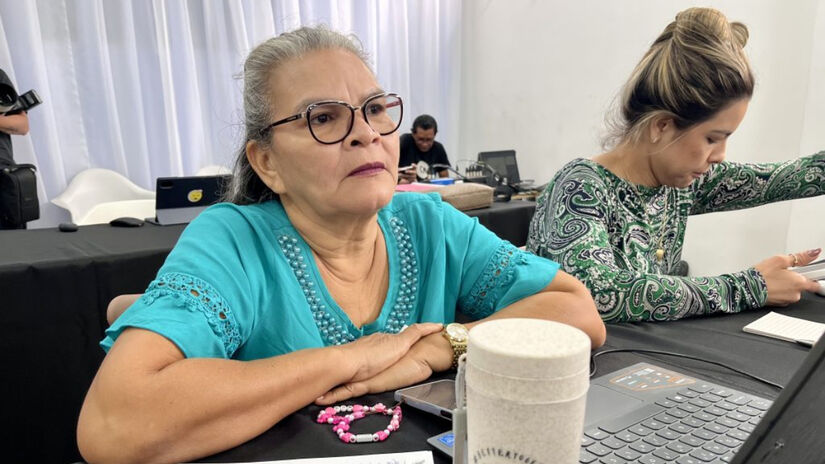 Eda dos Santos Pereira, agente de desenvolvimento na Sala do Empreendedor da Ilha do Combu, atende empreendedores das ilhas próximas, como donos de restaurantes, hotéis, batedores de açaí, artesãos, pescadores e outros segmentos econômicos. Fotos: Ascom/Sedcon