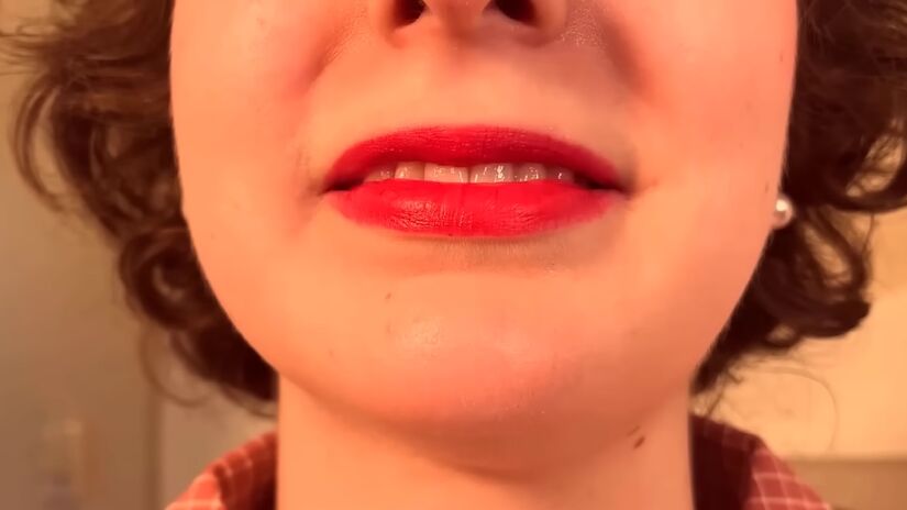 As 'tradwives' também fazem uso da estética estadounidense dos anos 1950-60. Imagem: Reprodução Youtube