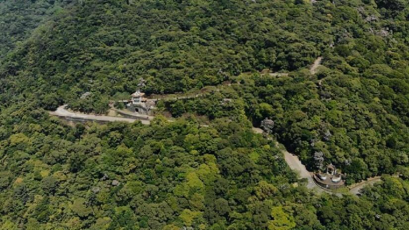 Trilha Caminhos do Mar: Próximo da Capital, o Parque Estadual da Serra do Mar organiza trilhas interessantes para quem deseja aproveitar a natureza. Uma delas é a Trilha Cachoeira da Torre, que possui cerca de nove quilômetros de extensão, e tem duração média de seis horas. Endereço: Endereços: Caminho do Mar, Km 42  Alto da Serra  São Bernardo do Campo | Estrada Caminho do Mar, Km 50  Cruzeiro Quinhentista  Cubatão - (Reprodução/Facebook/Trilha Caminhos do Mar)
