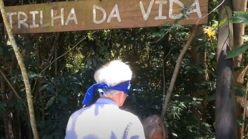 Trilha da Vida - Localizada na região da represa de Guarapiranga, a Trilha da Vida tem um diferencial muito importante: o trajeto é feito com os olhos vendados. A experiência única potencializa o contato com a natureza e dá um ar a mais de adrenalina. Endereço: Estrada da Riviera, 3286  Jardim Riviera - (Reprodução/YouTube)