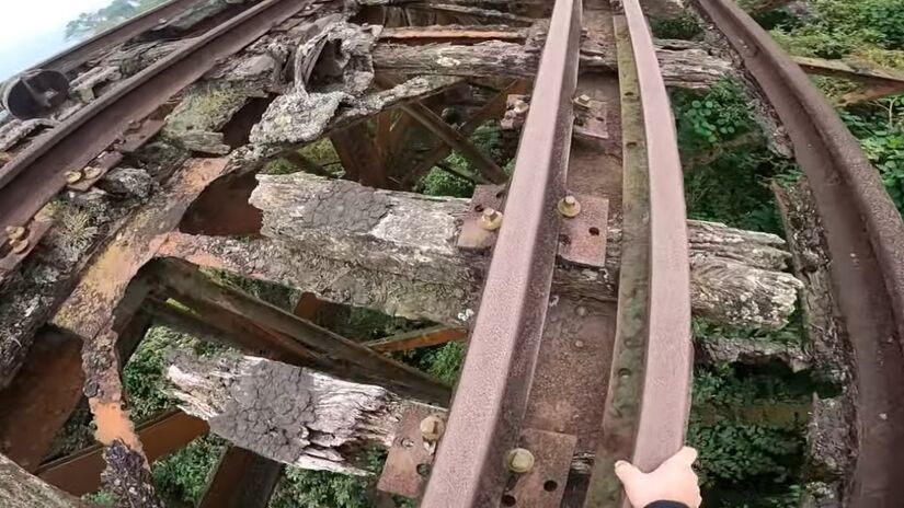 Para subir a serra do mar, foi construído um sistema que puxava as locomotivas por cabos de aço, que ficou conhecido como Funicular.