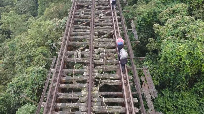 Segundo reportagem feita pelo Fantástico, na Globo, foram registrados diversos clandestinos em grupos andando pela trilha mais perigosa do Estado. (Fotos: Reprodução/YT/@Positivas)