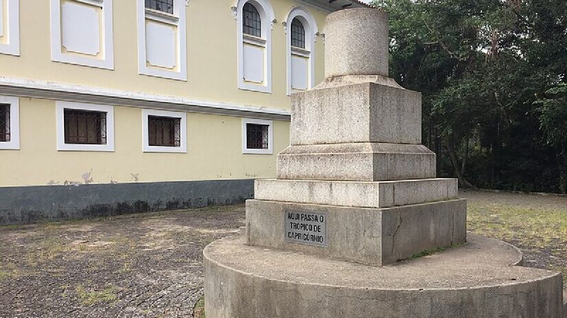 No lugar passa também o Trópico de Capricórnio, e há um monumento para marcar. Imagem: Imagem: Julia Santin/Wikimedia Commons
