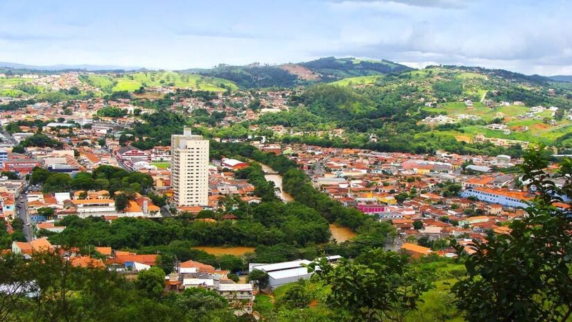Pedreira  Capital da Porcelana: a 133 km da Capital, Pedreira possui mais de 500 lojas e fábricas que vendem louças, cerâmicas, esculturas e artigos decorativos, atraindo quem quer decorar a casa. Foto: Wikimedia Commons/Prefeitura de Pedreira - Prefeitura de Pedreira

