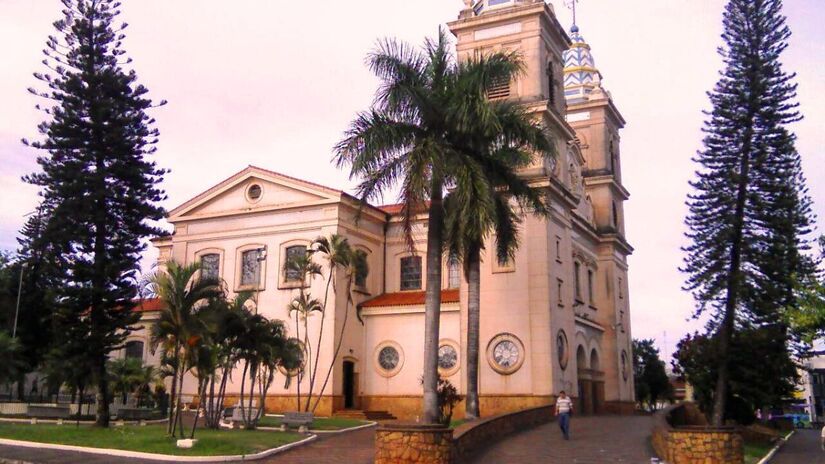 Porto Ferreira  Cerâmica Artística: a 242 km de São Paulo, Porto Ferreira é referência nacional em cerâmica artística e utilitária. São 300 lojas com peças para decoração, móveis e artesanato. Foto: Wikimedia Commons/Luiz Carlos Cappellano
