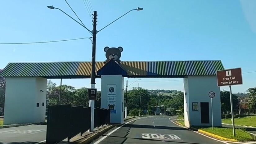 Tabatinga  Ursinhos de Pelúcia: a 333 km da Capital, Tabatinga é referência nacional em bichos de pelúcia e acessórios infantis, e está construindo um zoológico temático de pelúcia. Foto: Reprodução/YT/Rota 408 - Cidades do Brasil 
