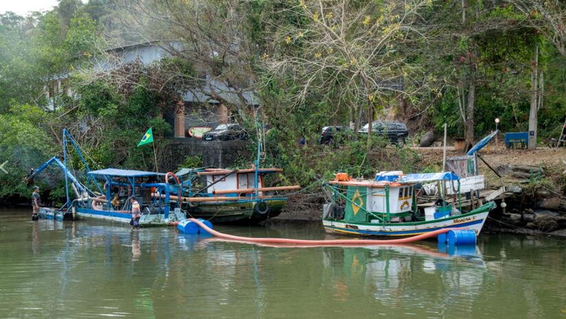 Prefeitura iniciou a dragagem do rio Grande, próximo à Ilha dos Pescadores/Divulgação/PMU