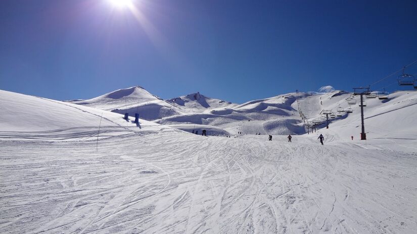 Hoje, o mercado brasileiro representa aproximadamente 60% das reservas do Valle do Nevado. O gerente conta que muitos vêm para a neve, depois aproveitam o hotel. Os brasileiros desfrutam muito do hotel, da piscina, da cerveja, do vinho e da gastronomia local.