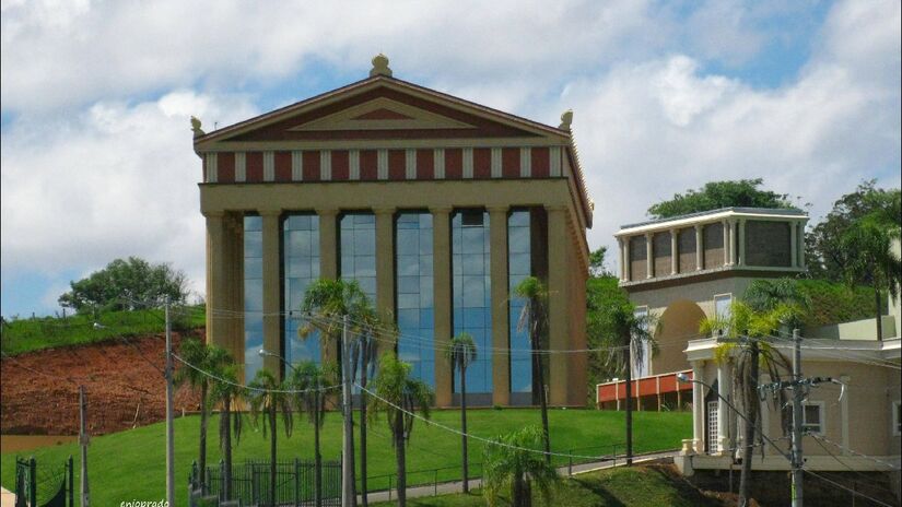 Valinhos se destaca, além da segurança, por peças arquitetônicas inusitadas. Imagem: enioprado/Wikimedia Commons