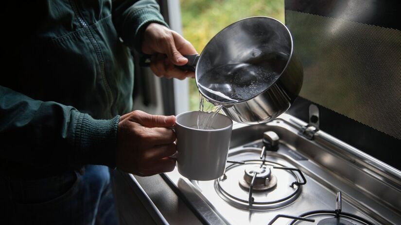 Após a fervura, basta usar um filtro simples, como o de café
