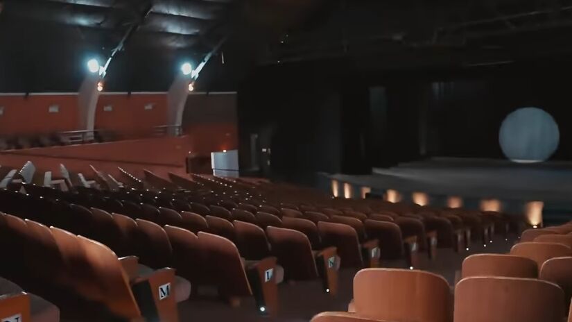 Localizado na antiga fábrica Carborundum, o teatro inaugurado em 2006 preserva elementos originais, como o lustre feito com vidros das janelas da indústria. Com capacidade para 507 pessoas, integra um complexo cultural e homenageia a primeira bailarina da cidade. Foto: Reprodução/Youtube/Coisas do Mundo