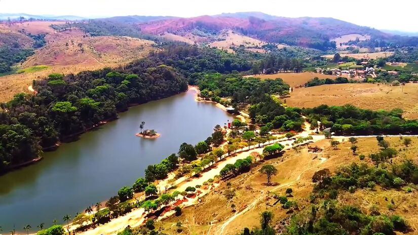 O Circuito das Frutas inclui Vinhedo na rota turística regional gastronômica. Os visitantes podem conhecer propriedades rurais e degustar produtos locais frescos. Foto: Reprodução/Youtube/Coisas do Mundo