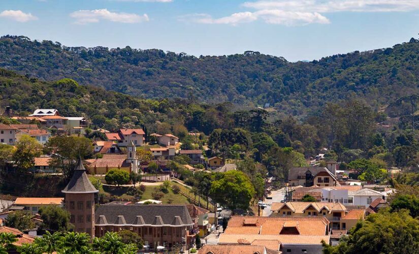 Para aqueles que buscam um destino tranquilo para aproveitar uns dias de descanso e aproveitar um frio intenso, a cidade de Santo Antônio do Pinhal, na região do Vale do Paraíba, no interior de São Paulo, é uma opção ideal - (Divulgação/Pousada Quatro Estações de Pinhal)