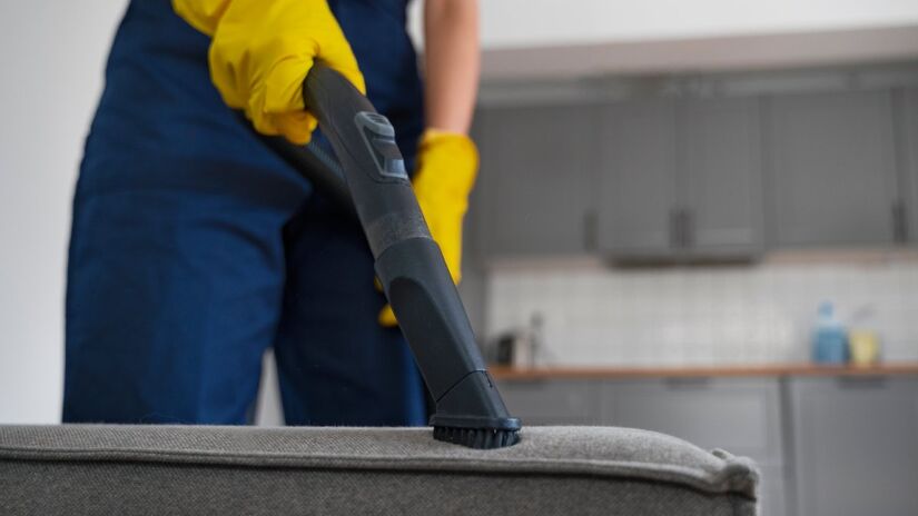 Usar aspirador de pó três vezes na semana pode ser importante na limpeza do sofá