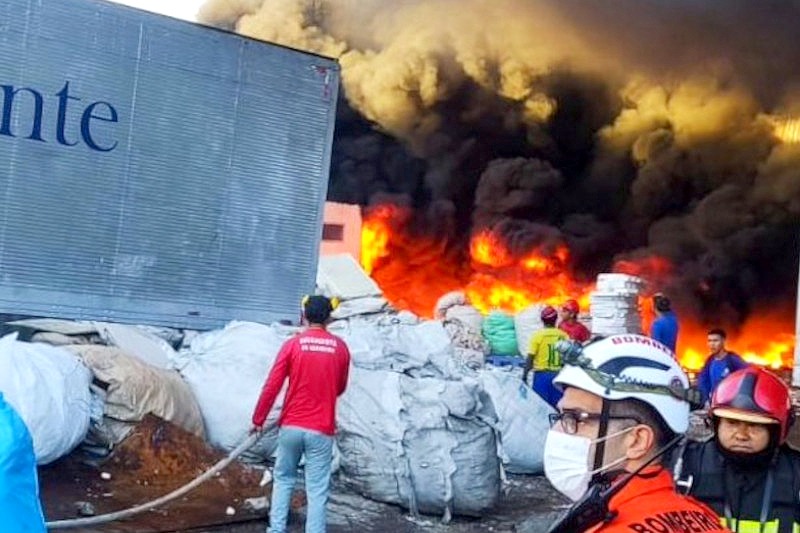 O incêndio, que permanece ativo há mais de 10 horas, também atingiu o galpão da empresa Valflm da Amazônia - Divulgação/Corpo de Bombeiros