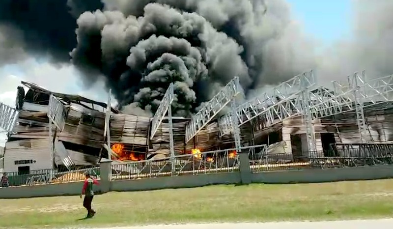 Com a mudança de direção do vento, a fumaça tóxica prejudica o trabalho dos bombeiros. Reprodução