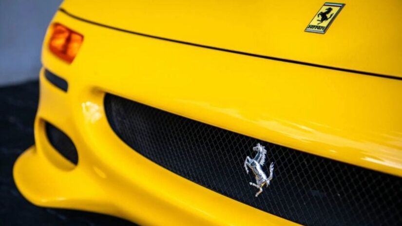 Criada para marcar os 50 anos da marca, foi o último supercarro da fabricante equipado com motor naturalmente aspirado, câmbio manual e soluções derivadas da Fórmula 1.
Jorge Guasso - Cortesia da Sotheby's