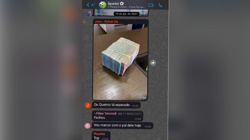 Maços de dinheiro eram exibidos para os outros participantes | Reprodução/Lance