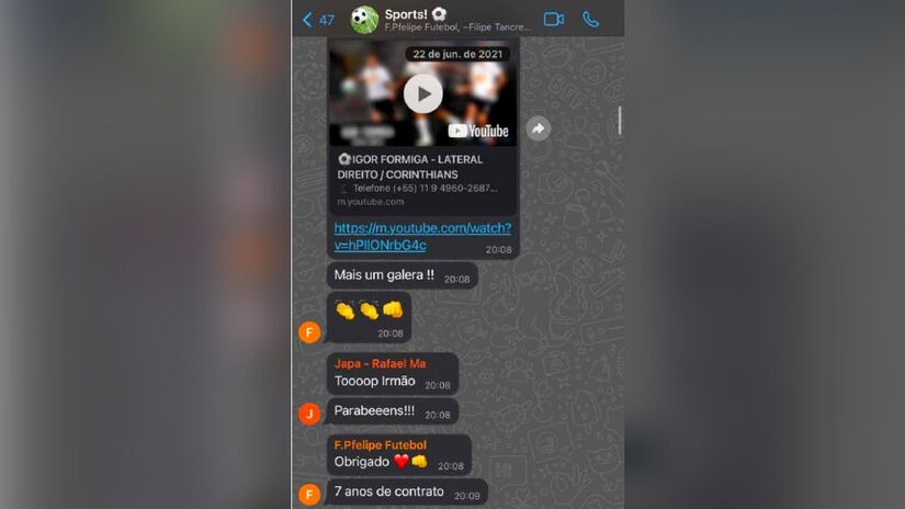 Participantes do grupo comemoravam o firmamento de um contrato | Reprodução/Lance